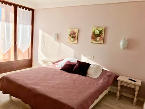 Double or Twin Room, Ensuite | In-room safe, desk, iron/ironing board, rollaway beds