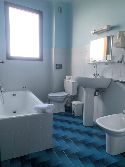 Double or Twin Room, Ensuite | Bathroom | Bathtub, free toiletries, hair dryer, bidet