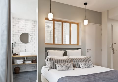 Superior Triple Room, Sea View | Premium bedding, in-room safe, desk, laptop workspace