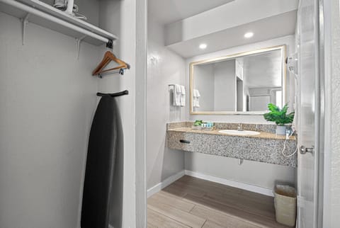 Combined shower/tub, free toiletries, hair dryer, towels