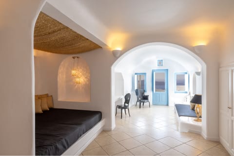 Suite (Golden Echo) | Premium bedding, memory foam beds, in-room safe, desk