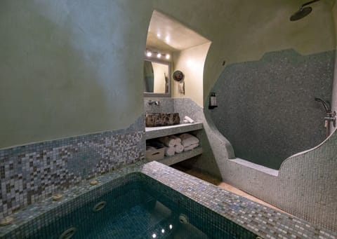 Suite (Lagoon) | Premium bedding, memory foam beds, in-room safe, desk