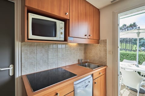 Full-size fridge, microwave, stovetop, dishwasher