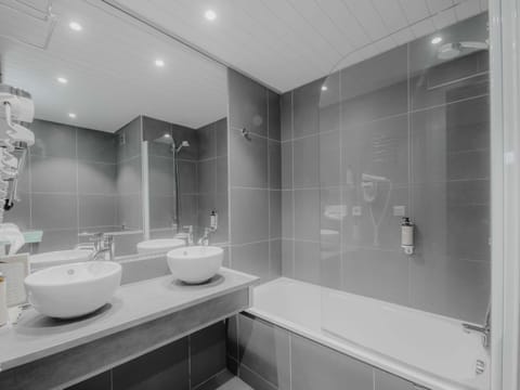 Premium bedding, in-room safe, desk, blackout drapes