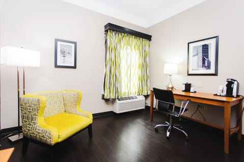 Business Room, 1 King Bed, Bathtub Grab Bars | Living area | Flat-screen TV