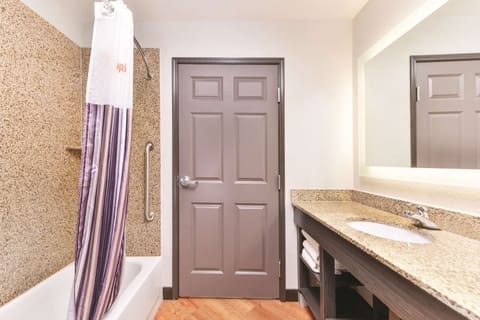 Premium bedding, desk, iron/ironing board, free WiFi