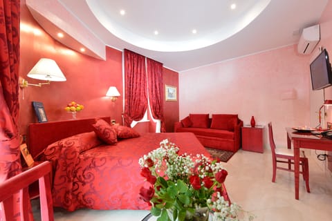 Deluxe Suite | Premium bedding, in-room safe, individually furnished, desk