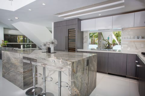 Coffee/tea maker, electric kettle