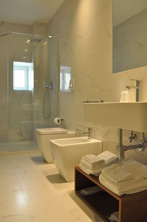 Deluxe Room | Bathroom | Shower, hair dryer, bidet, towels