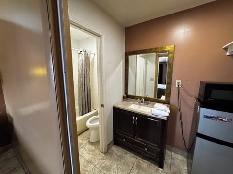 Room, 1 King Bed, Smoking | Bathroom | Free toiletries, towels