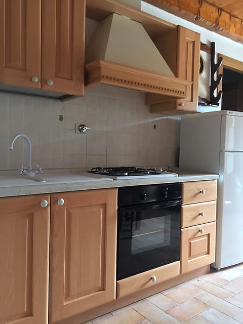 Duplex, 2 Bedrooms (Apt 3) | Private kitchen | Full-size fridge, oven, stovetop, coffee/tea maker