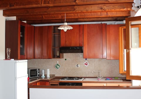 Comfort Apartment, 2 Bedrooms, Mezzanine (Apt 4) | Private kitchenette | Full-size fridge, oven, stovetop, coffee/tea maker