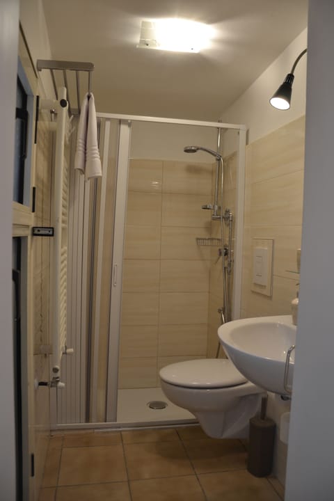 Double or Twin Room | Bathroom | Shower, rainfall showerhead, free toiletries, hair dryer