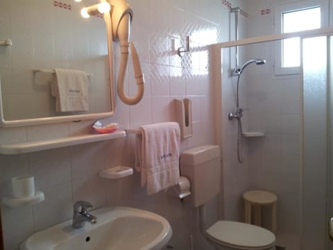 Shower, free toiletries, hair dryer, bidet