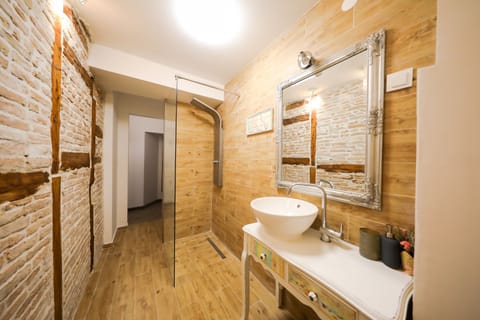 Deluxe Double Room | Bathroom | Shower, free toiletries, hair dryer, towels