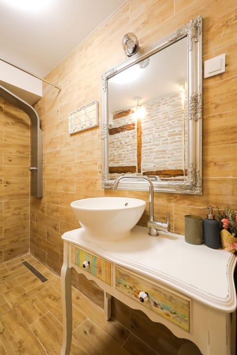 Deluxe Double Room | Bathroom | Shower, free toiletries, hair dryer, towels