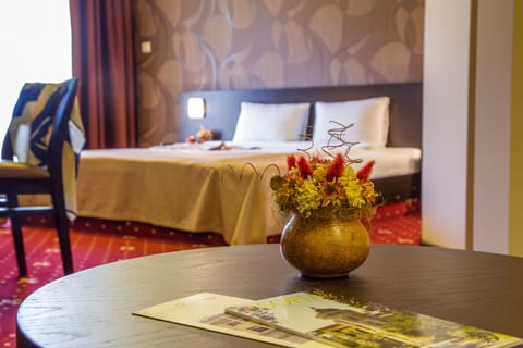 Business Suite, 1 King Bed | Minibar, in-room safe, desk, soundproofing