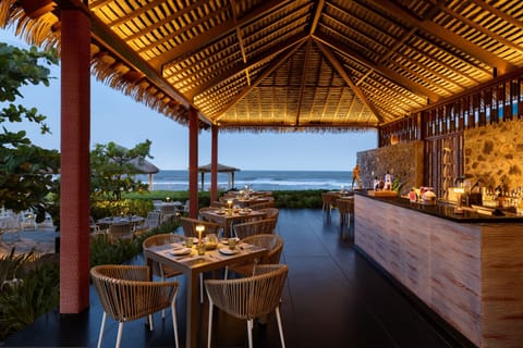 3 restaurants; breakfast, lunch, dinner, and brunch served
