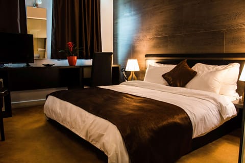 Standard Room, 1 Double Bed, Smoking | Premium bedding, in-room safe, desk, blackout drapes