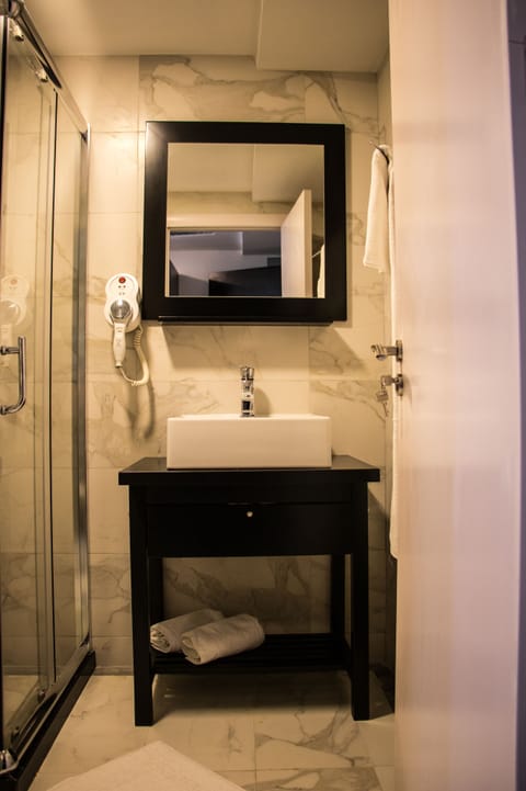 Standard Room, 1 Twin Bed, Non Smoking | Bathroom | Free toiletries, hair dryer, bathrobes, slippers