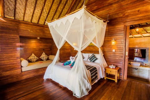 Deluxe Cottage | Minibar, in-room safe, desk, soundproofing