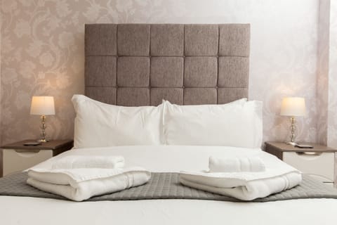 Premium Apartment, 2 Bedrooms, Ground Floor | 2 bedrooms, desk, iron/ironing board, free cribs/infant beds