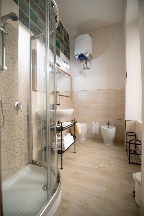 Double Room (Verde) | Bathroom | Shower, free toiletries, hair dryer, bidet
