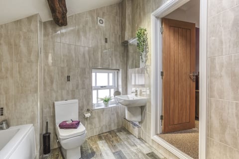 Double Room | Bathroom | Separate tub and shower, free toiletries, towels