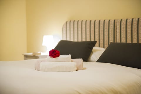 Double Room, Shared Bathroom | Individually decorated, individually furnished, desk, cribs/infant beds