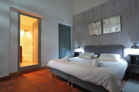 Comfort Room | Minibar, in-room safe, desk, blackout drapes