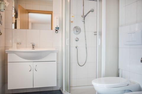 Standard Double Room | Bathroom | Shower, rainfall showerhead, hair dryer, towels