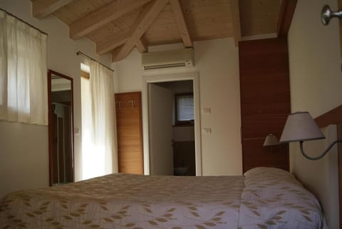 Desk, soundproofing, free WiFi, wheelchair access