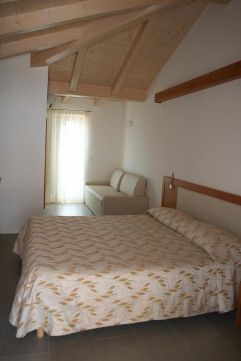 Desk, soundproofing, free WiFi, wheelchair access