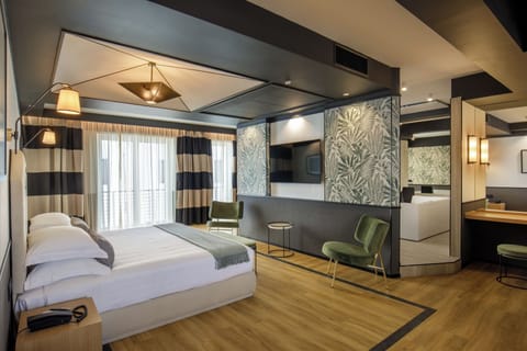 Presidential Suite | Hypo-allergenic bedding, in-room safe, desk, blackout drapes
