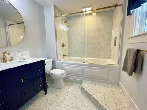 Kingsland Room | Bathroom | Shower, designer toiletries, hair dryer, bathrobes