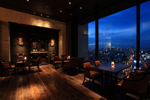 3 restaurants; lunch and dinner served