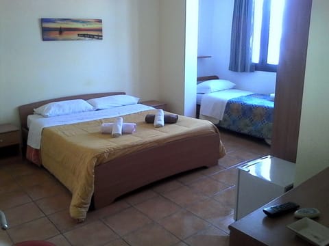 Double Room | Free cribs/infant beds, rollaway beds, free WiFi, bed sheets