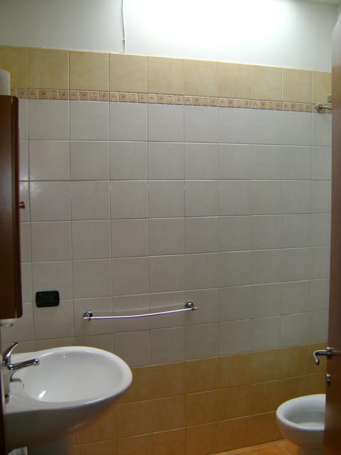 Shower, rainfall showerhead, free toiletries, hair dryer