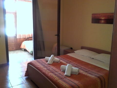 Double Room | Free cribs/infant beds, rollaway beds, free WiFi, bed sheets