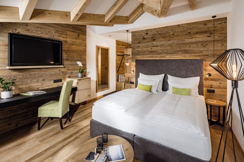 Superior Room | In-room safe, desk, free WiFi, bed sheets