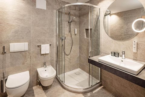 Double Room | Bathroom | Free toiletries, hair dryer, bidet, towels