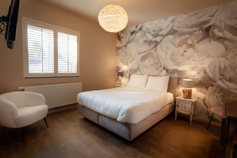 Deluxe Double Room (Vicaris) | Desk, laptop workspace, soundproofing, free WiFi