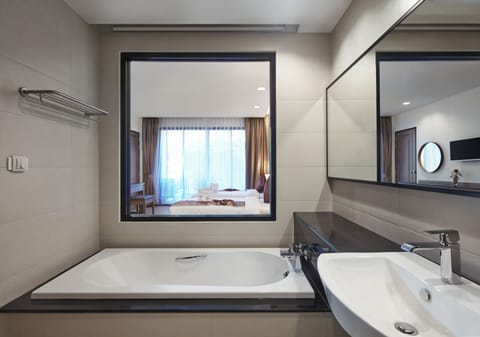 Pool Access Fantasy | Bathroom | Free toiletries, hair dryer, slippers, towels