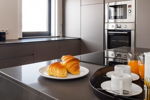 Full-size fridge, microwave, oven, stovetop