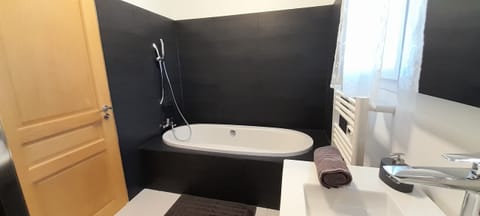 Deluxe Suite, 2 Bedrooms, Non Smoking, Poolside | Bathroom | Separate tub and shower, deep soaking tub, towels, toilet paper