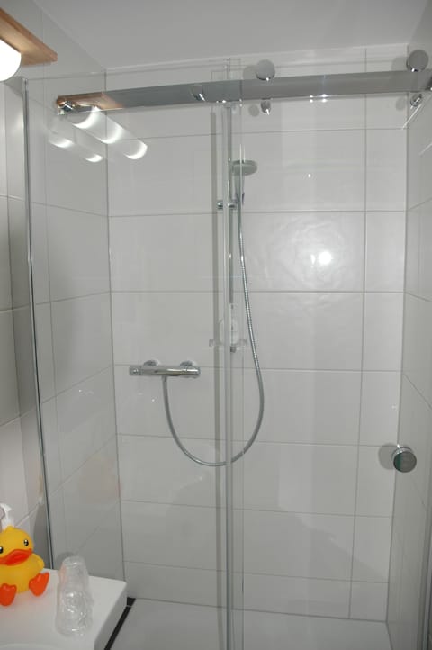 Double Room | Bathroom | Shower, free toiletries, towels