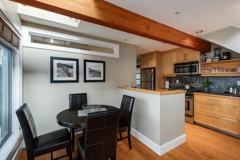 Apartment, 2 Bedroom Loft, No View | In-room dining