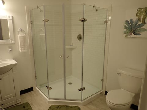 Suite, Ensuite (Room 202 - Vicki's Suite) | Bathroom