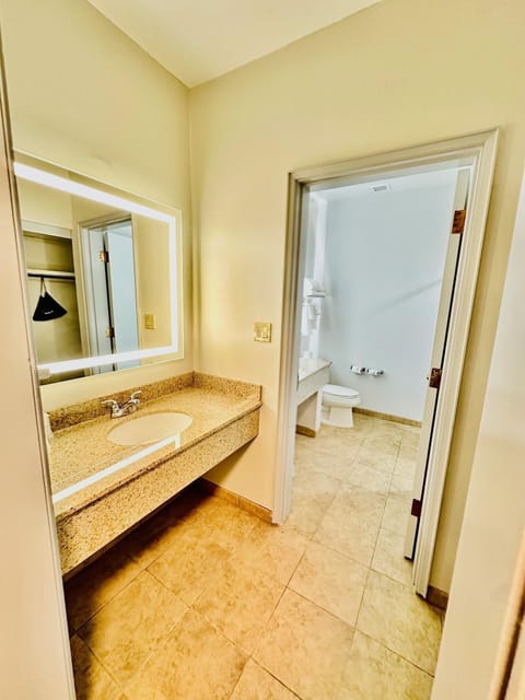 Combined shower/tub, free toiletries, hair dryer, towels