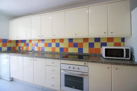 Full-size fridge, microwave, oven, stovetop